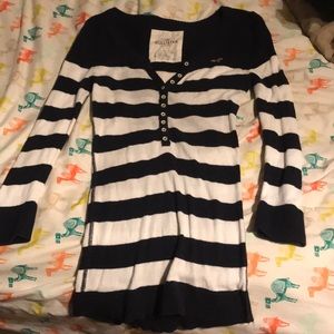 Cute long sleeve Hollister tee!
